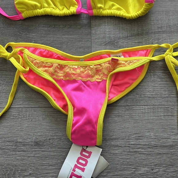 Bikinis - Picture 2 of 8